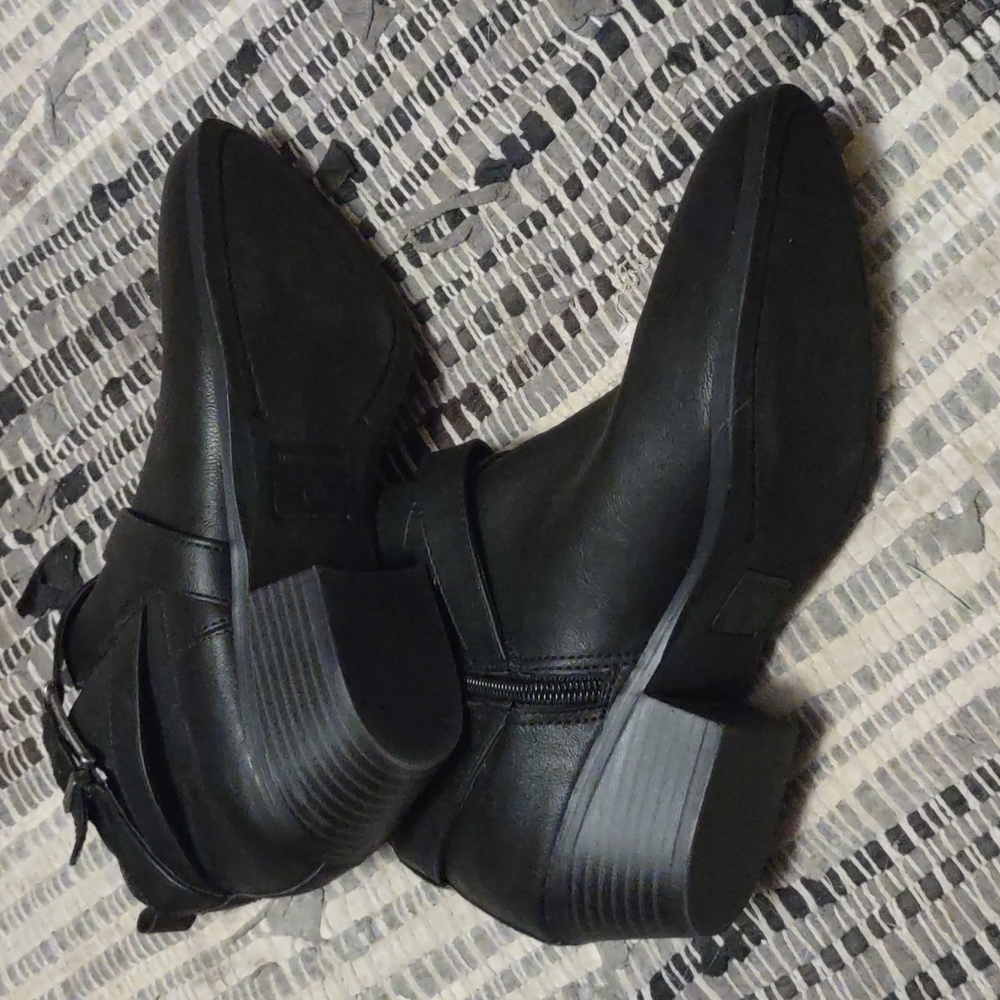 Shoes - Picture 2 of 3